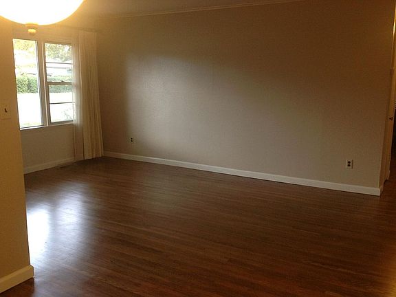 1st lvng area fr dining area