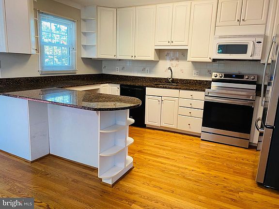 4th image of 4446 Airlie Way