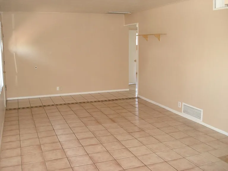 1425 E Hudson Dr — Photo 6
