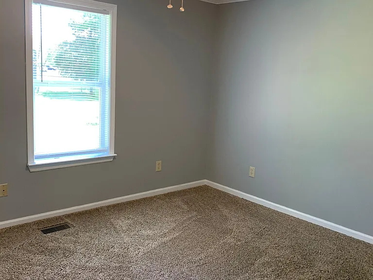 202 Reeves St — Photo 9