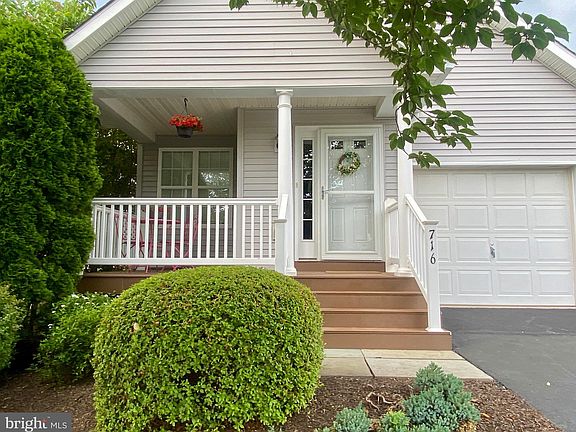 2nd image of 716 W Glenview Dr