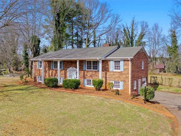 6736 Rollingwood Dr, Clemmons, NC 27012