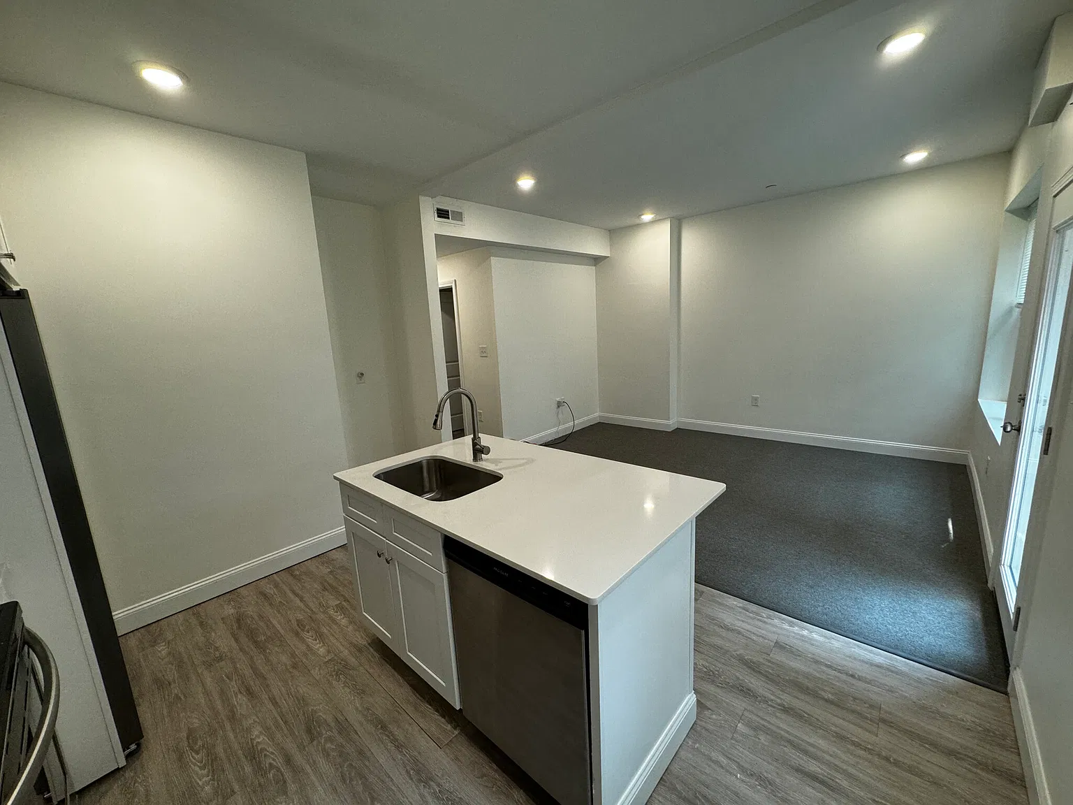 3 bed, 2.0 bath, 1200 sqft, $3,300 — Photo 2