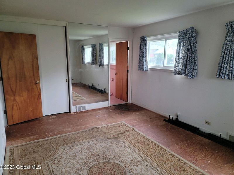 3rd image of 28 Colonial Avenue