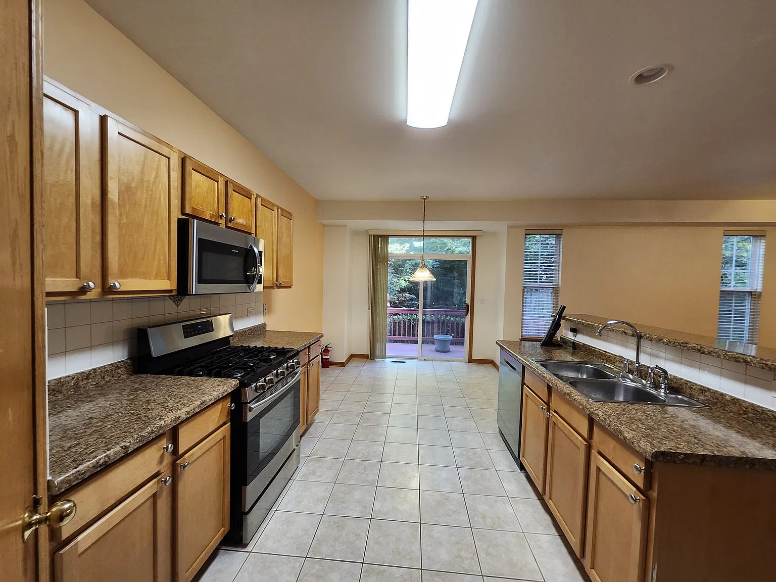 4 bed, 3.5 bath, 2950 sqft, $3,950 — Photo 3