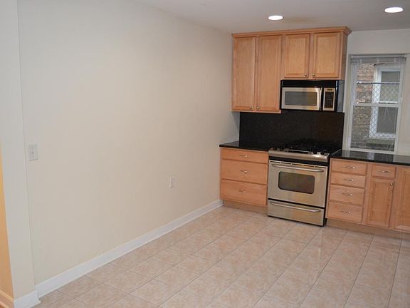3rd image of 1932 N Richmond St APT 1