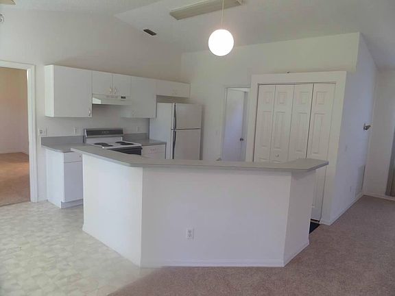 2nd image of 1026 SW Benchor Ave