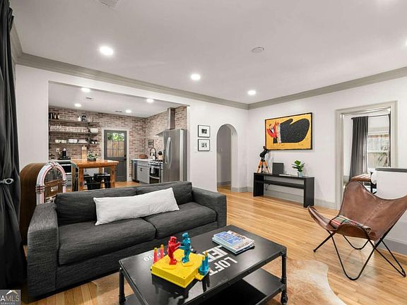 5th image of 209 Hampshire Ave