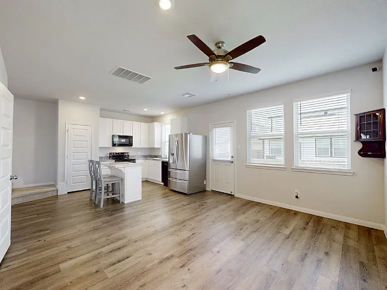 1415 Desire Ln — Photo 3