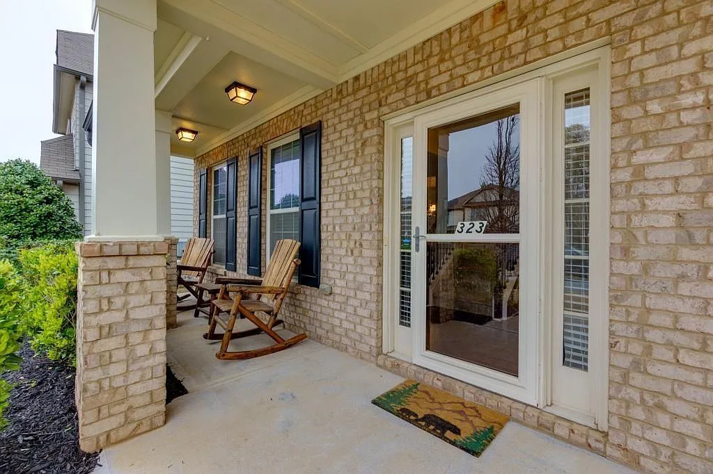 4 bed, 2.5 bath, 2860 sqft, $2,600 — Photo 2