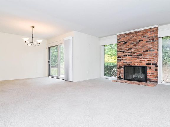 3rd image of 913 Greenhills Dr