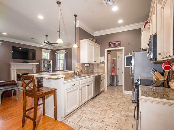 5th image of 635 Beacon Dr