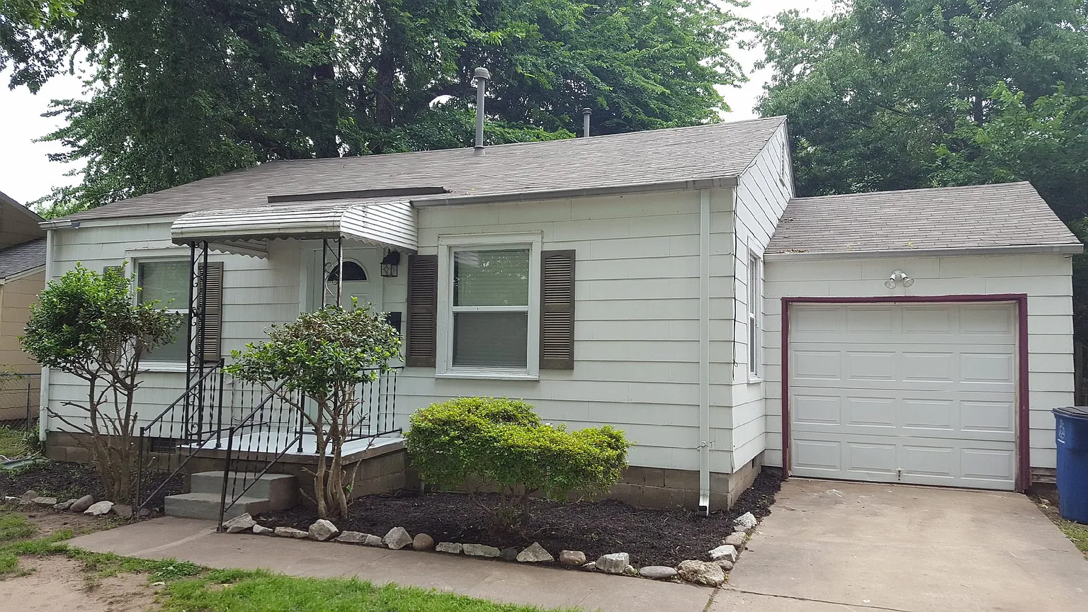 841 N Parker Ave photo 1
