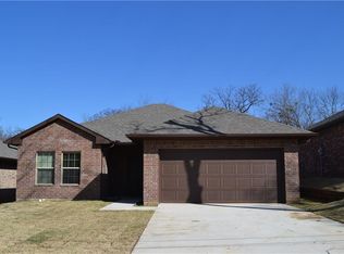 921 W Chase St, Denison, TX 75020