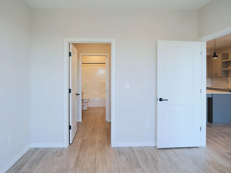 B7 Flats — Photo 89