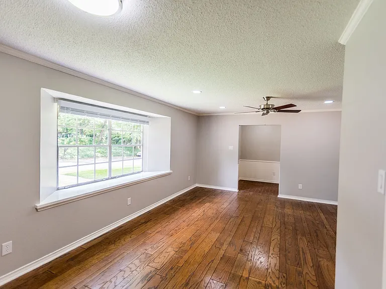 1825 Courtney Dr — Photo 4