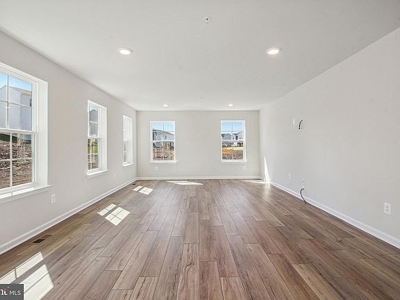 3rd image of 8 Westview Dr