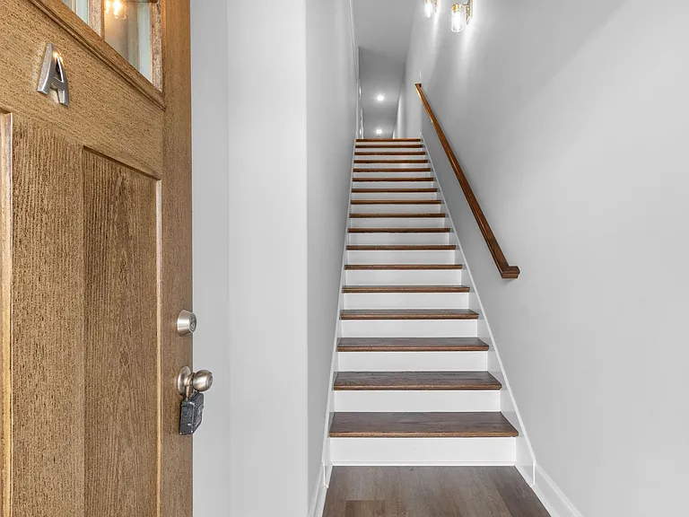 930 Crossland Ave — Photo 2