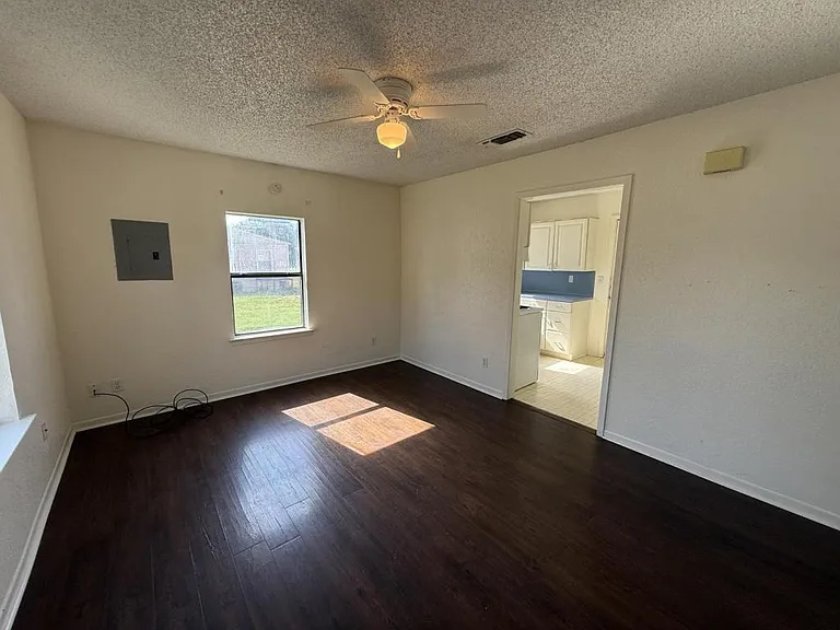 106 E Washington Ave — Photo 4