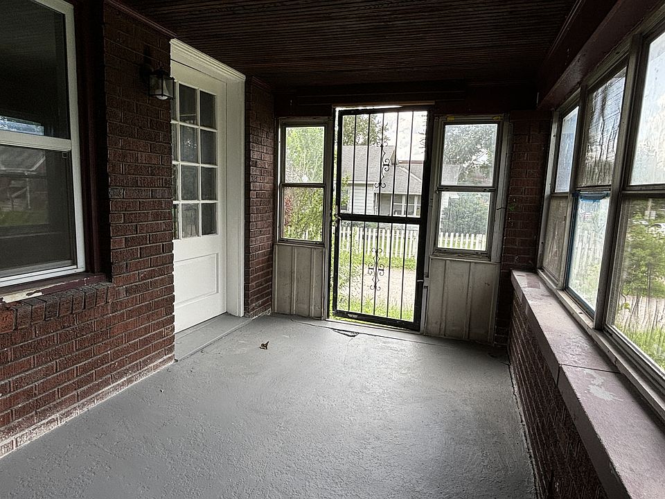 1st image of 1401 N Gladstone Ave