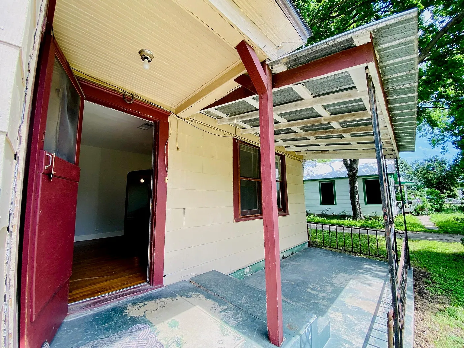 3 bed, 1.0 bath, 1118 sqft, $1,990 — Photo 3