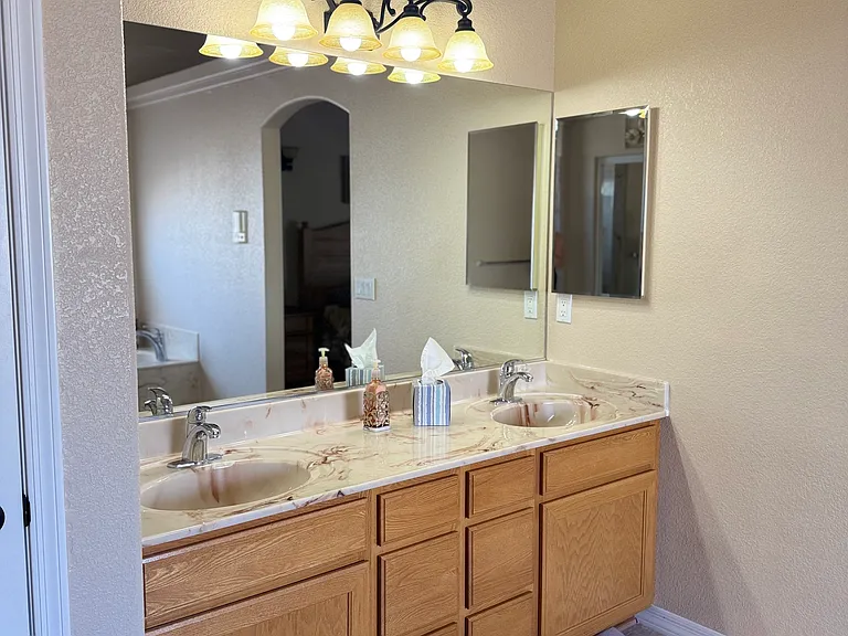 2399 E Klamath Loop — Photo 10