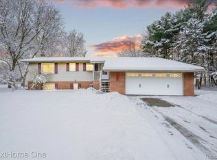 920 Del Sher Dr, Brighton, MI