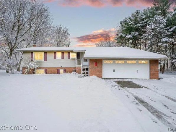 920 Del Sher Dr, Brighton, MI 48114