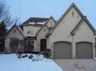41 Forest Gate Cir, Oak Brook, IL 60523