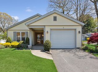 8 Coventry Ct, Ridge, NY 11961