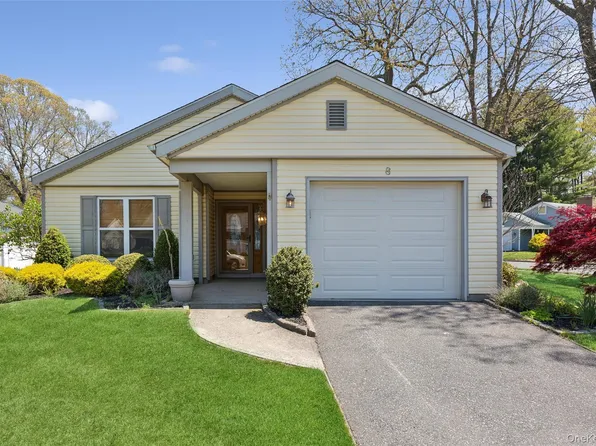 8 Coventry Court, Ridge, NY 11961