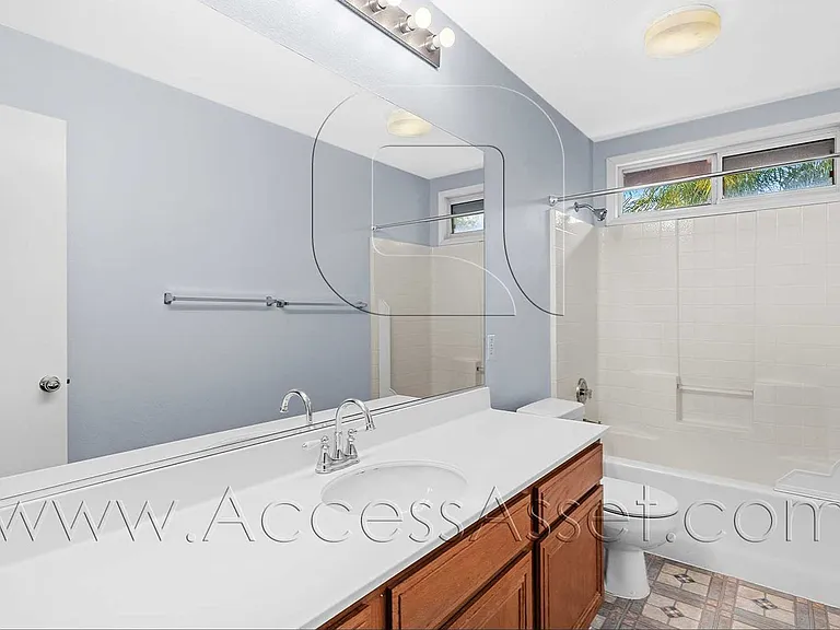 1358 Baldwin St — Photo 23