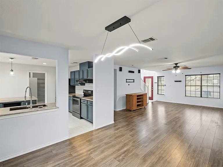 2411 Lavendale Ct — Photo 6