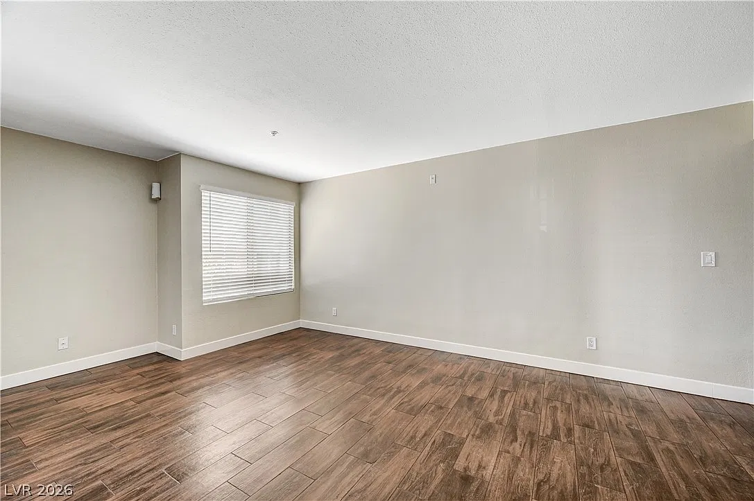 2 bed, 2.0 bath, 1005 sqft, $1,300 — Photo 4