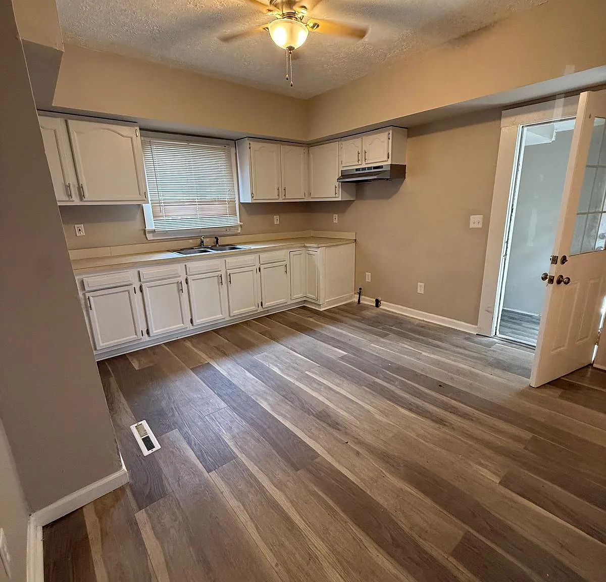 3 bed, 1198 sqft, $1,300 — Photo 4