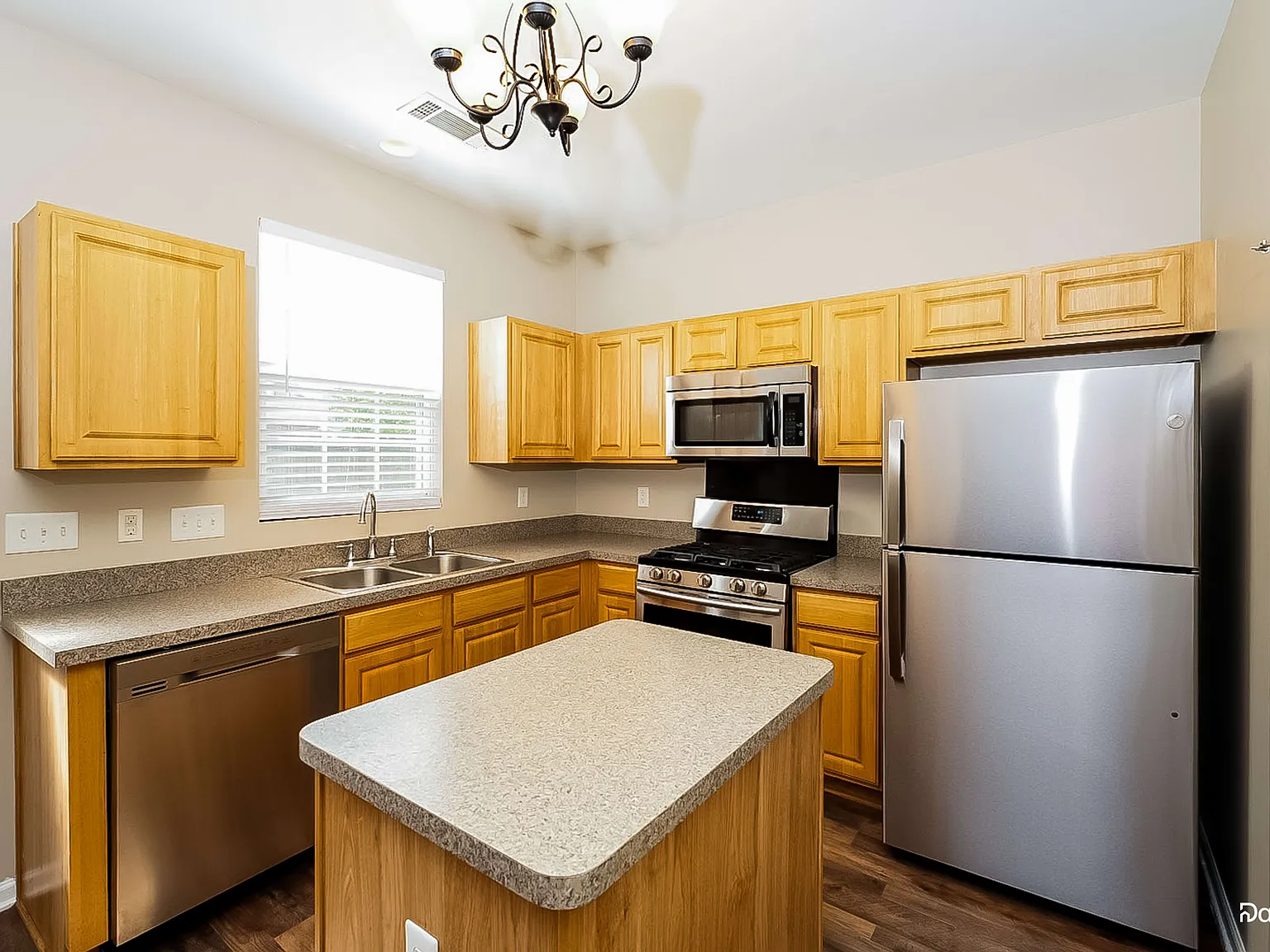3 bed, 2.5 bath, 1704 sqft, $2,055 — Photo 4