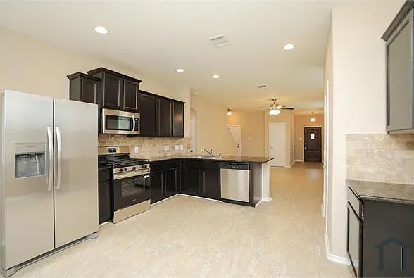 6 bed, 2780 sqft, $3,750 — Photo 3