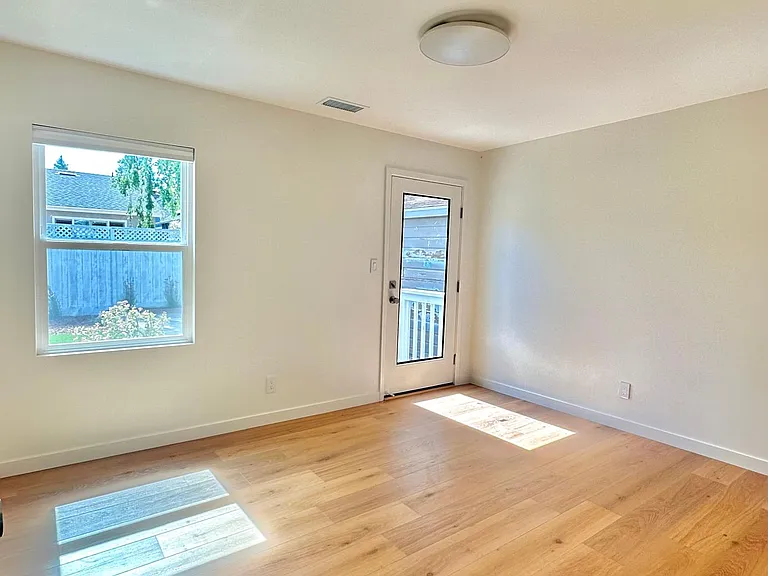 1376 Geneva Ave — Photo 3