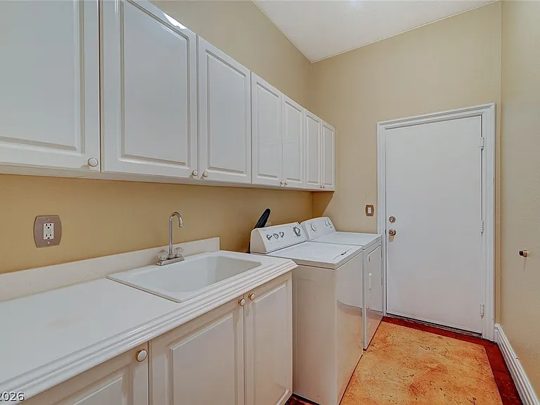 9462 Castillana Ct — Photo 43