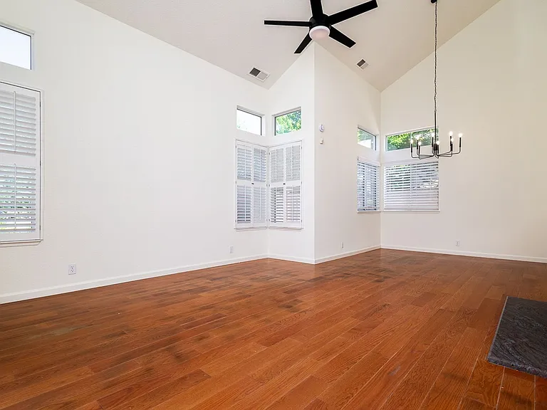 131 Royalton Cir — Photo 17