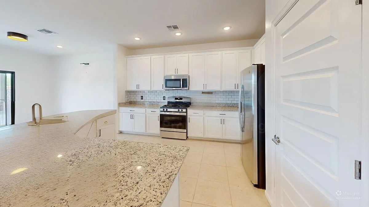 4 bed, 2.5 bath, 2391 sqft, $2,299 — Photo 4