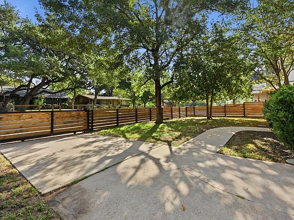 5th image of 1805 Fair Oaks Dr