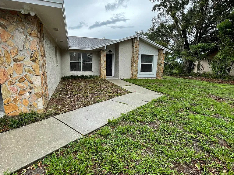 3604 Dovetail Ln N — Photo 1