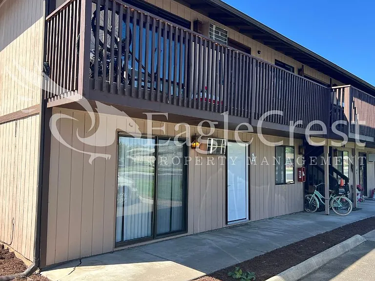 320 NE C St — Photo 3