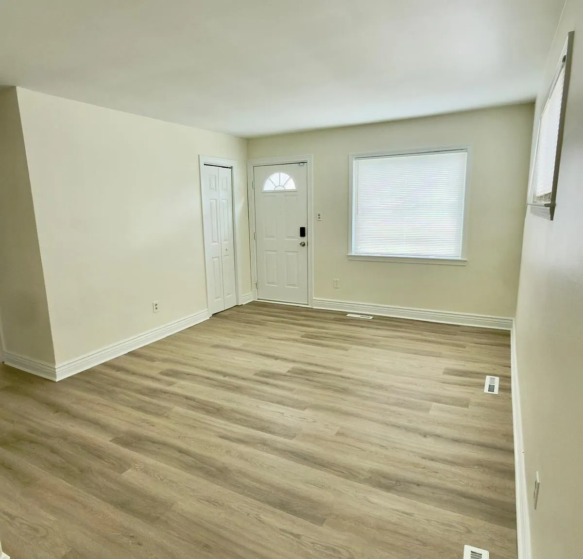 3 bed, 986 sqft, $1,750 — Photo 3