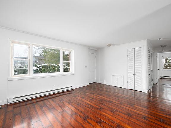 5th image of 74 Lakeshore Dr E