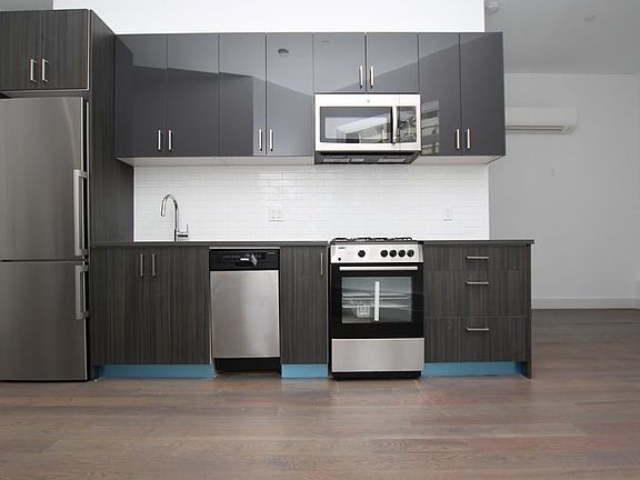 3rd image of 997 Jefferson Ave APT 1B