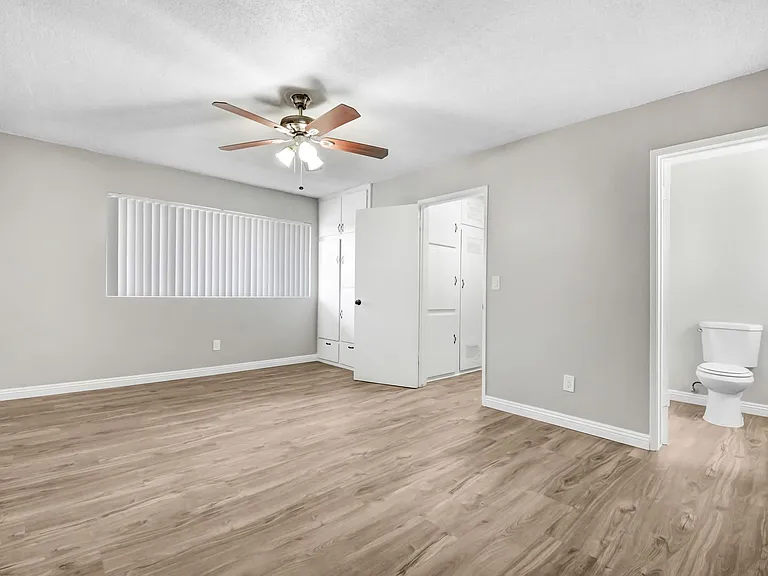 El Royale Apartments — Photo 2