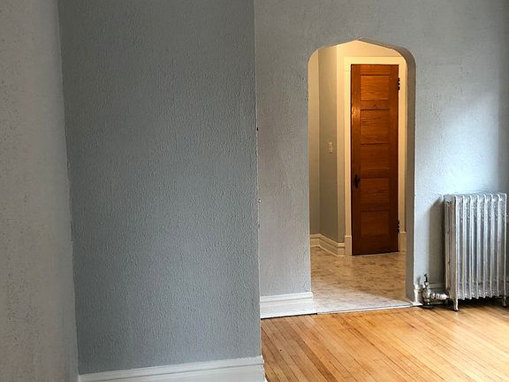 4th image of 815 W Belle Plaine Ave #3R