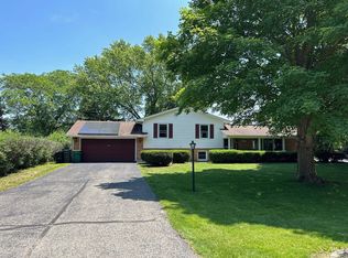 10401 Geneva Dr, Roscoe, IL 61073